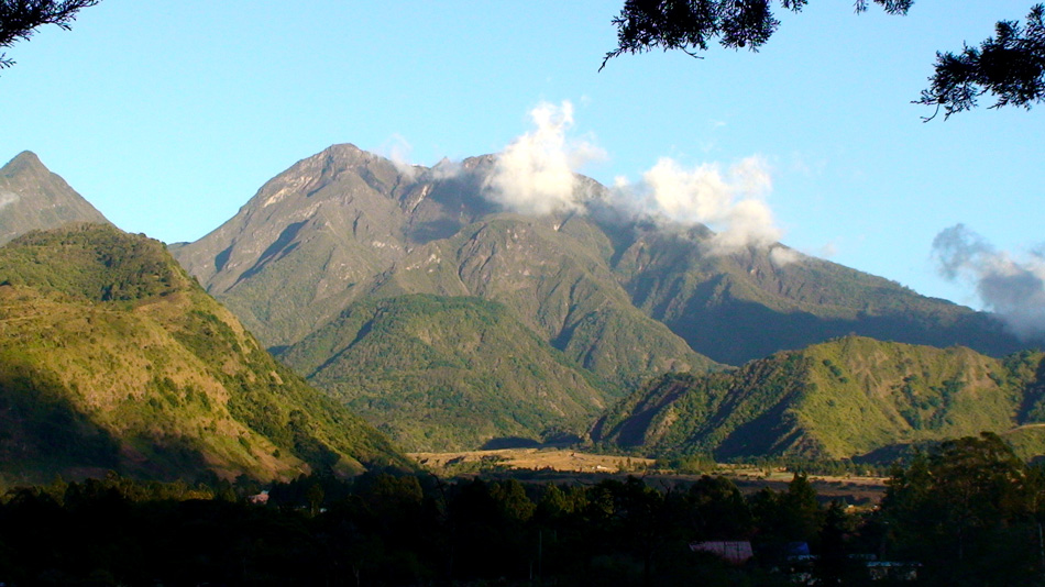 Volcan Baru, a few clouds forming